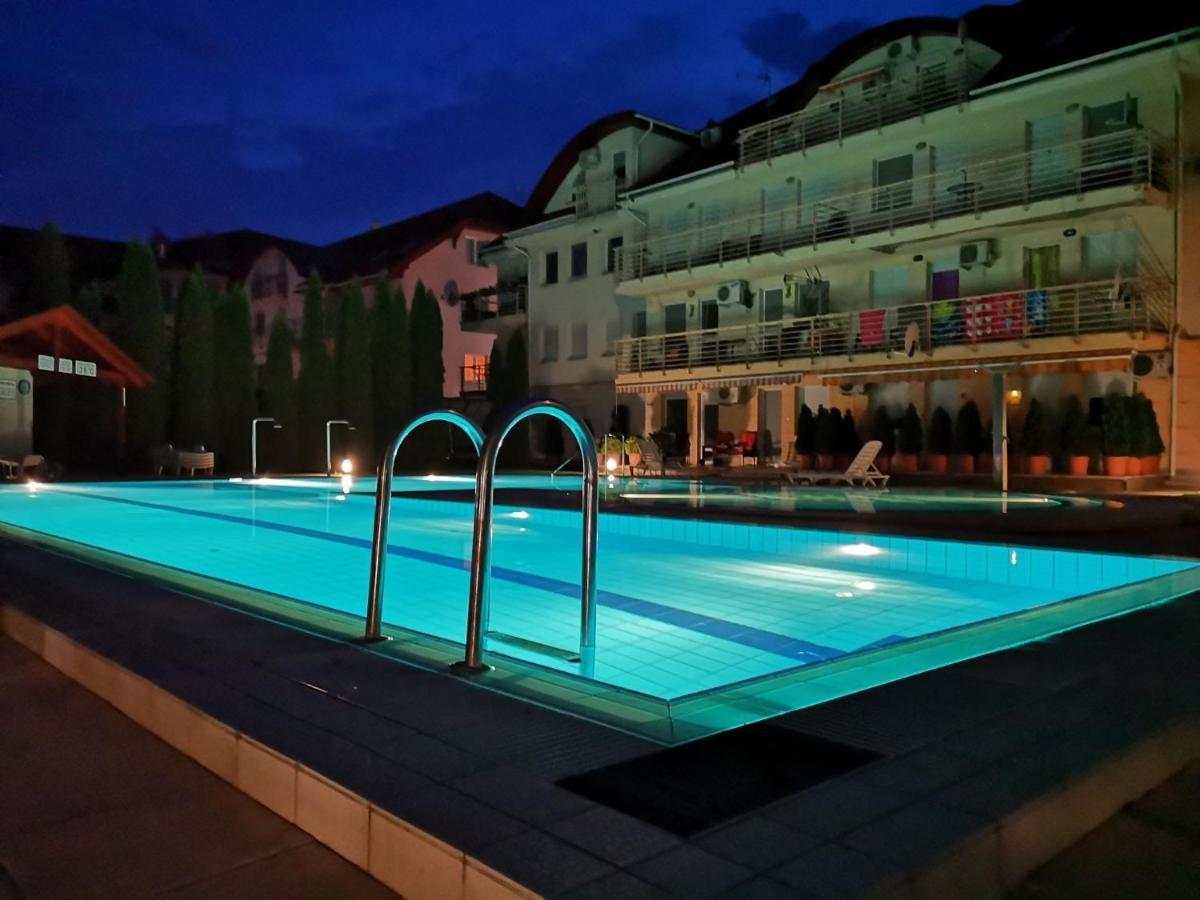 Oázis Wellness Apartman Hajdúszoboszló Exterior foto